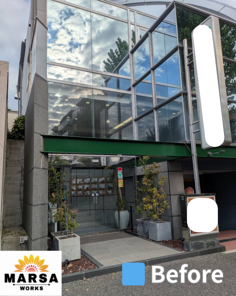 ビルのエントランス　アルミ屋根施工前