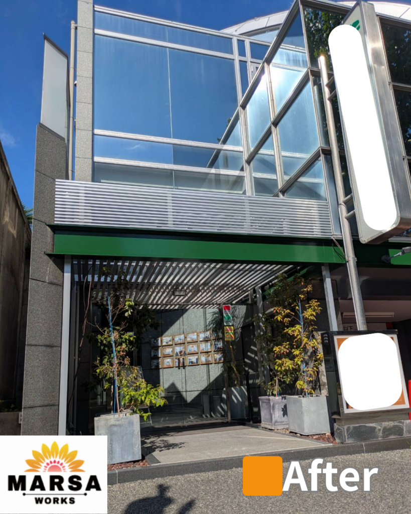 ビルのエントランス　アルミ屋根施工後