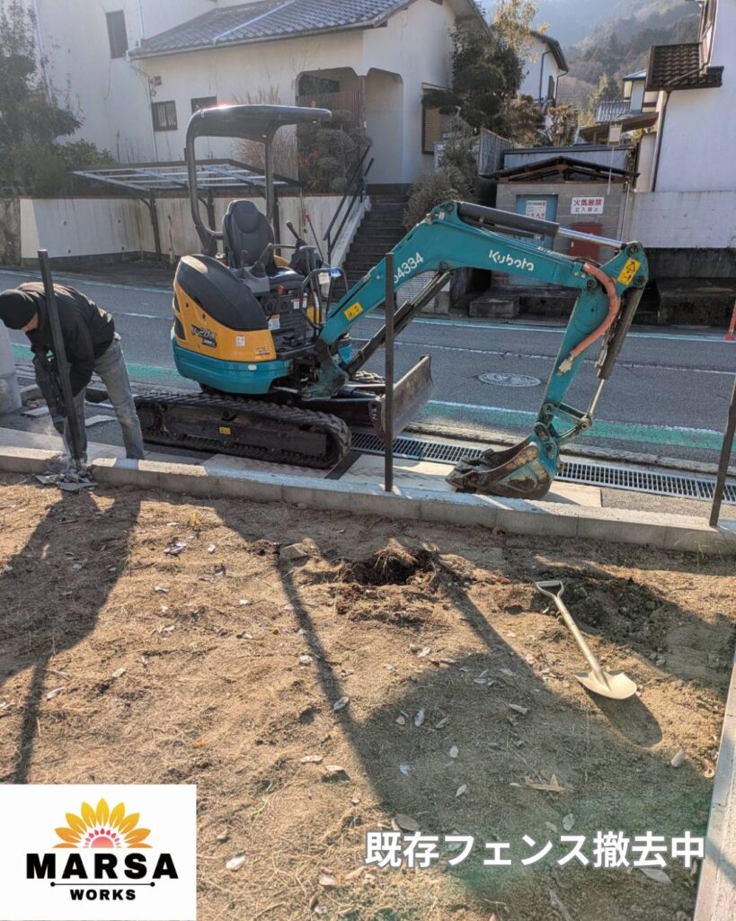 駐車場拡張工事　既存フェンス撤去中