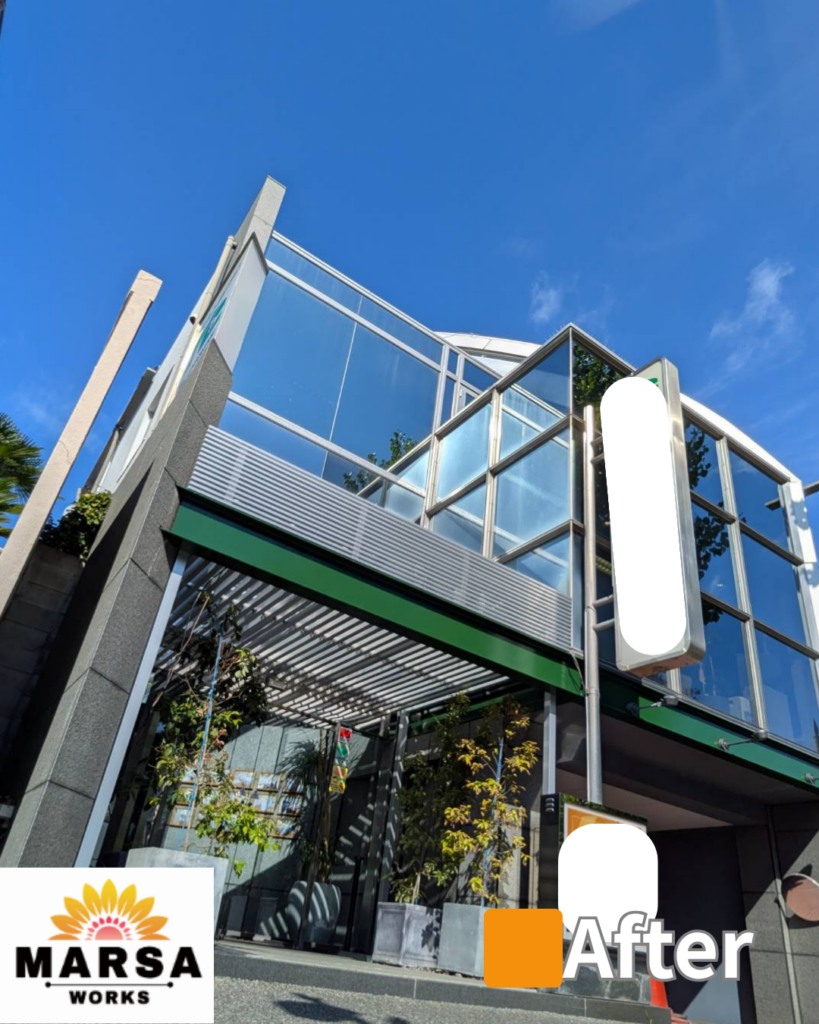 ビルのエントランス　アルミ屋根施工後