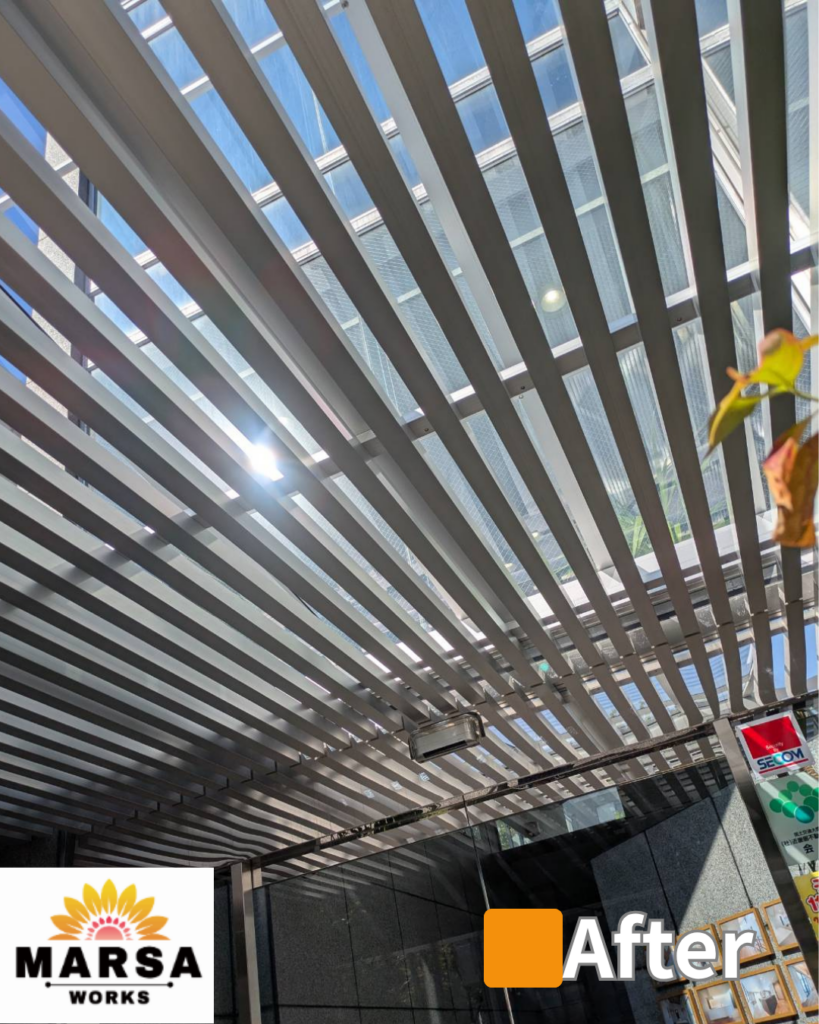 ビルのエントランス　アルミ屋根施工後
