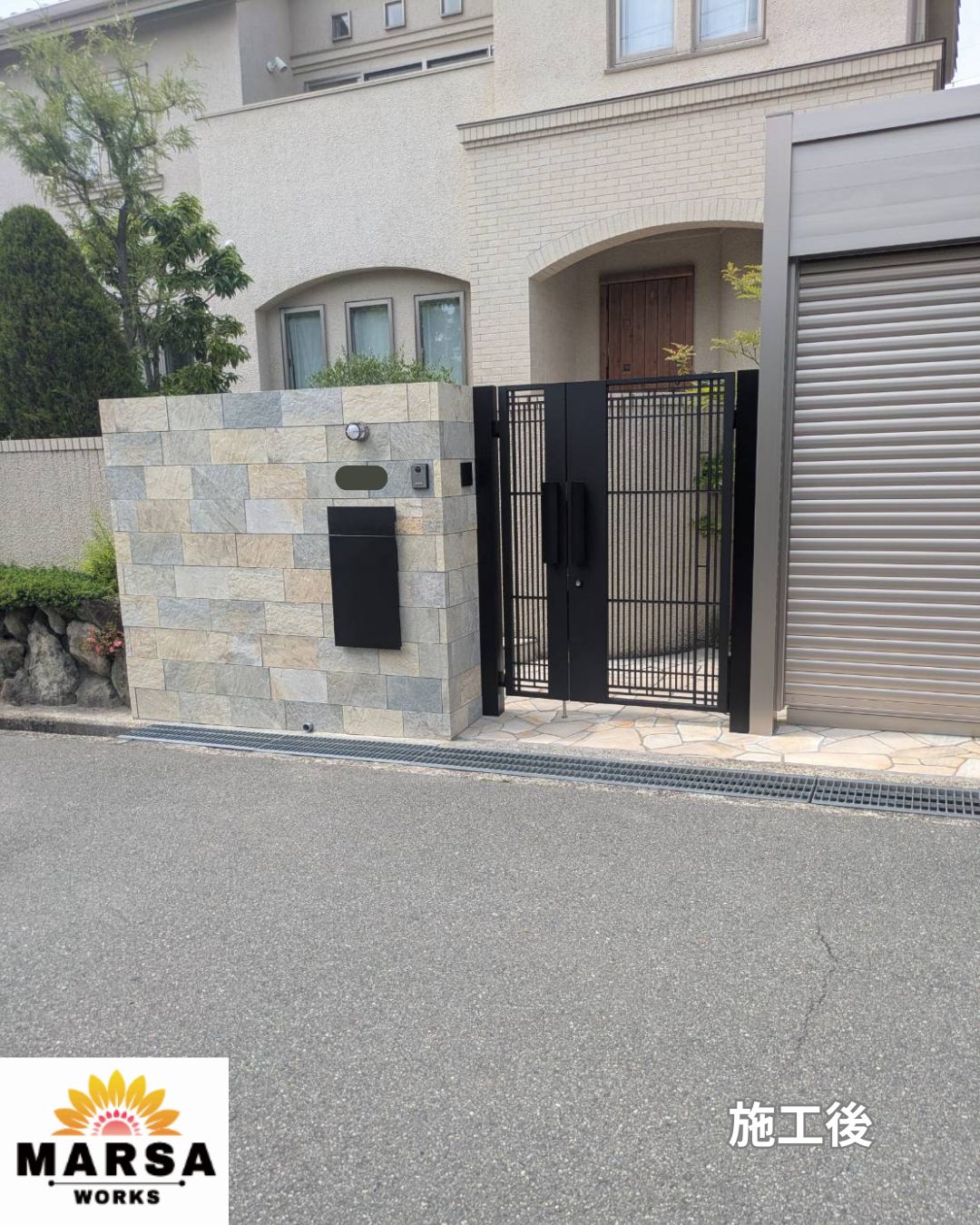 石目調タイル門柱と電子錠付き門扉の完成写真