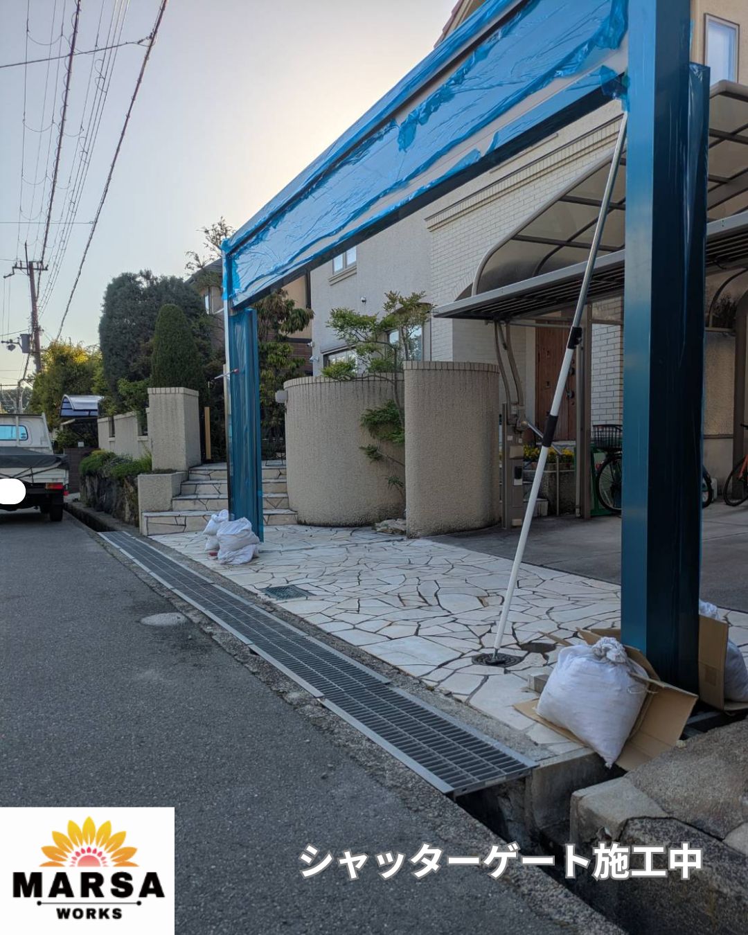 尼崎市でシャッターゲートの柱と梁を設置している施工中写真