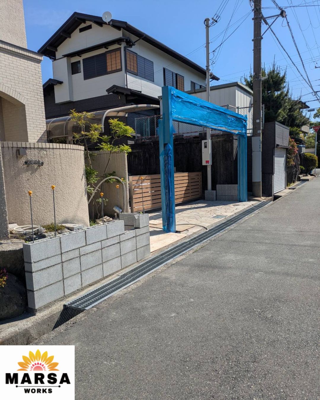 尼崎市の門柱とシャッターゲートを同時に施工している防犯外構工事