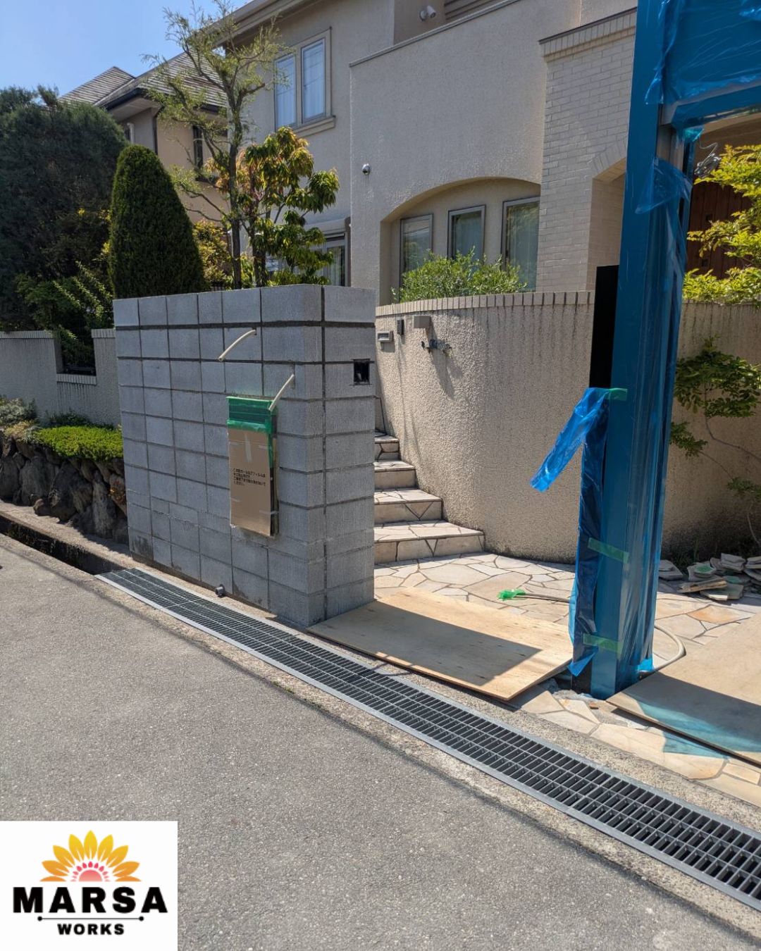 尼崎市の外構工事で造作門柱のブロック積みが完了した状態